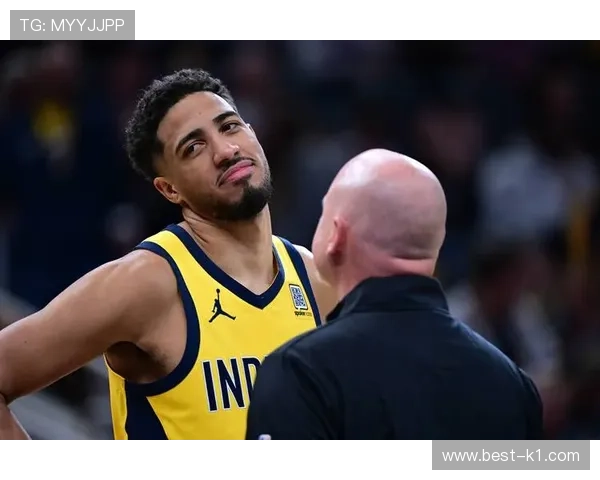 哈利伯顿无球跑动制造错位，拉开空间提升步行者进攻效率